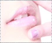 Розовые губы молодой девочки. Ни единой морщинки вокруг.