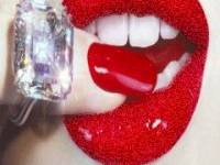 Блестящие губы и бриллиант